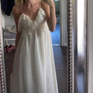 jättefin vit lång klänning, endast använd en gång! 