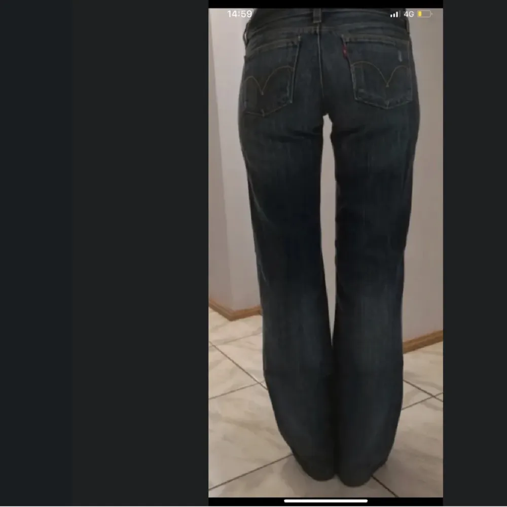 postar igen för att ingen köper! säljer dessa lågmidjade levis jeansen. Fråga för mer detalj! . Jeans & Byxor.