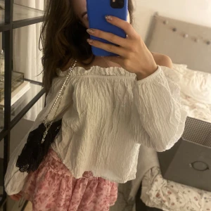 Off-shoulder topp - Säljer denna skit snygga topp fem Gina då den inte har kommit till användning. Har endast provat så är i ny skick. 
