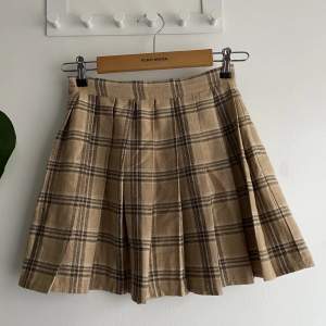 En söt kjol ifrån Shein i storlek xs🤎 köparen står för frakten. Använd gärna köp nu🤎