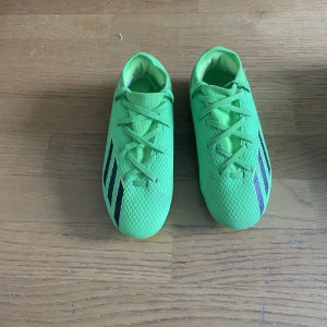 Fotbollsskor  - Bild 1  Adidas fotbollsskor stl : 31 Använda fåtal gånger. Pris: 150kr   Bild 2  Adidas copa fotbollsskor stl: 40 2/3  Fantastisk sköna skor dock är de lite slitna och säljer då de är försmå.  Pris 100kr Nike fotbollsskor stl39   Pris 100kr