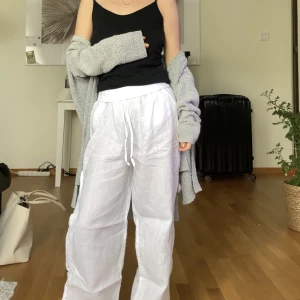 Vita linnebyxor - Högmidjade linnebyxor från gina! Strl 34 men passar 36 också 🫶🏻 Köpta förra sommaren men bara använda en gång 💜