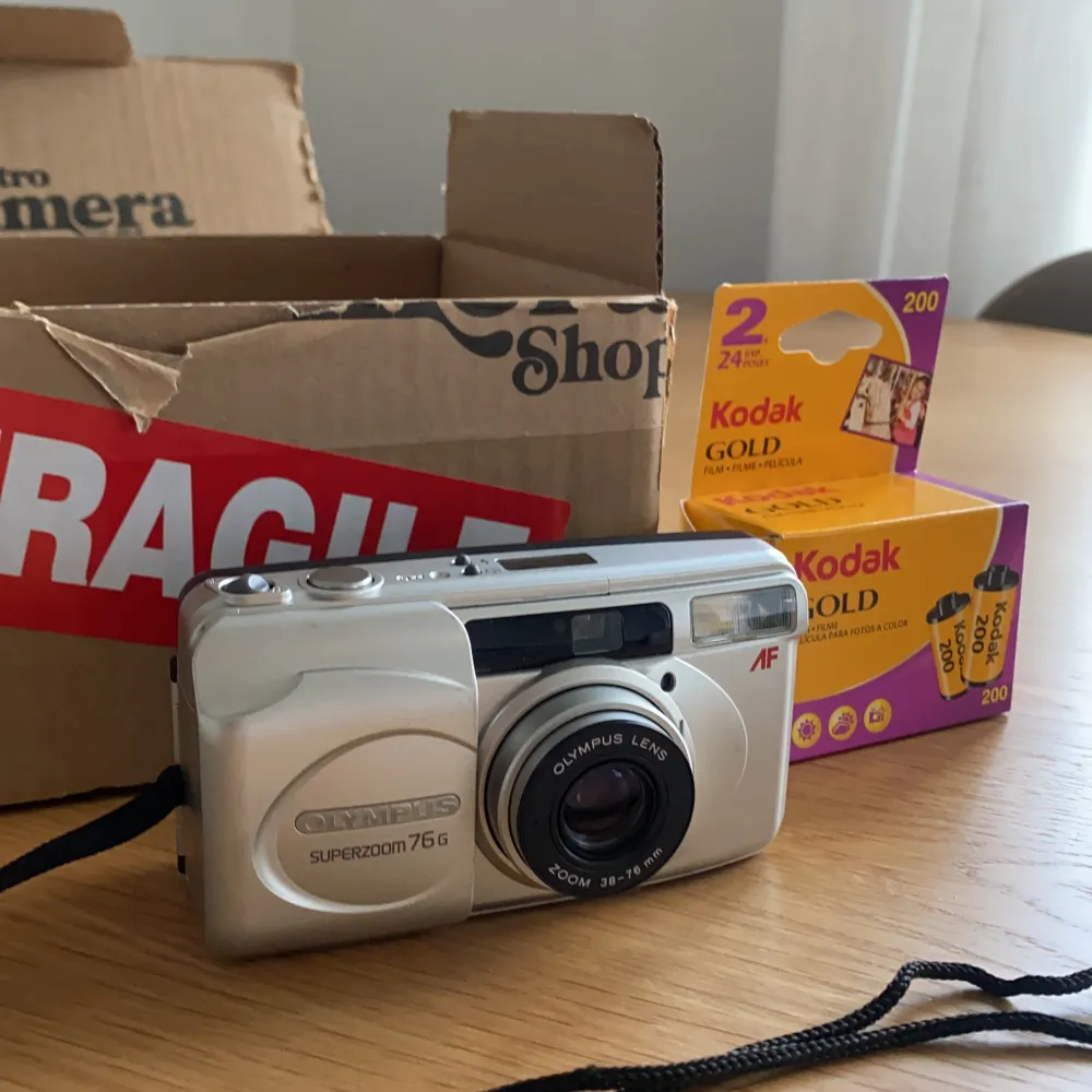 Köpte en helt ny digitalkamera men hittade min gamla som jag tycker om! Därav aldrig använd, men hann köpa batteri och filmrullar till kameran så det är bara tuta och köra📸 Det är en Olympus superzoom 76G🥰 . Övrigt.