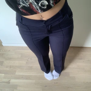 Kostymbyxor  - Säljer dessa kostymbyxor från Madlady då de inte kommer till användning 💙 Nypris 499 kr. 