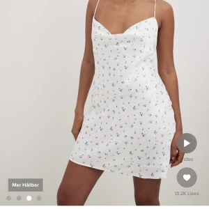 Klänning - Super fin klänning från NA-KD💕 Aldrig använd utan bara testad, säljer pågrund av förliten. 