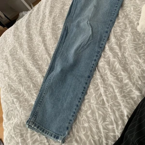 Jeans (lite lite lösare)  - Ett par jättefina blåa jeans, dom är lite lite lösare i modellen och är väldigt sköna. Använda flertal gången men är i jättefint skick. Säljer då dom blivit för små i midjan. 
