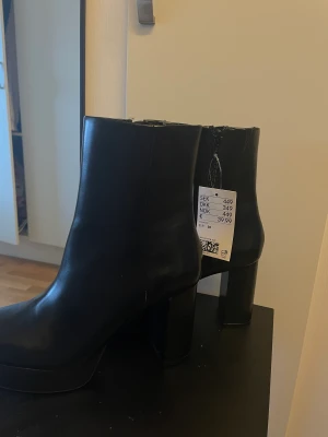 Svarta oanvända klackar boots - Oanvända klackar, boots Storlek 38