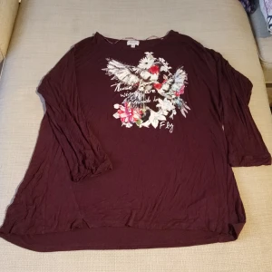 Tröja  - Halv långa armar, mycket fint skick, stl xxl  Katt finns i hemmet 