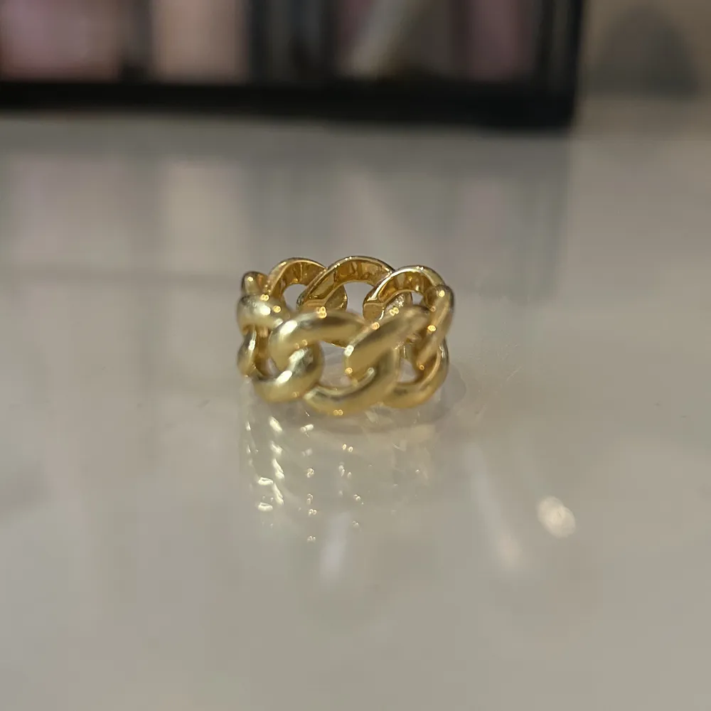 Säljer denna guldiga ringen från Muli Collection. Ringen är i storlek 16. Ringen är använd men är i super skick. Frakt tillkommer för köparen! Ingen ångerrätt, köpt är köpt!!. Accessoarer.