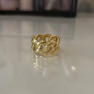 Säljer denna guldiga ringen från Muli Collection. Ringen är i storlek 16. Ringen är använd men är i super skick. Frakt tillkommer för köparen! Ingen ångerrätt, köpt är köpt!!