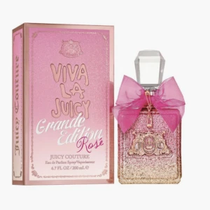 Juicy Couture - Juicy Couture parfym som är HELT NY. Viva La Juicy Rosé Eau De Parfum 100ml. Jag köpte den för 879kr men jag säljer den för 580kr. 🩷Flaskan är 100ml (den största flaskan)