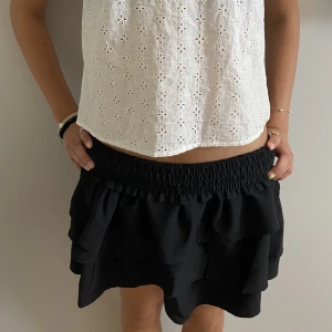 Svart volangkjol  - Super söt svart volangkjol i fint skick. Kan vikas ner för ett snyggare resultat. Klicka inte på köp nu utan skriv till mig om du är intresserad. Storlek 158/164 men passar för xxs-s då den är väldigt stretchig. 