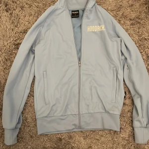 Hoodrich  - Snygg blå Hoodrich zip hoodie som är slutsåld!