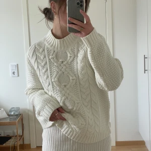 Stickad tröja - Härligt stor vit stickad tröja från lager 157 i storlek XS. Knappast använd. 