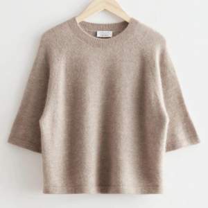 Säljer denna beiga kortärmade tröjan från & other stories i storlek xs, kan ev tänka mig att byta mot större storlek. Superfint skick och använd fåtal gånger, skriv för fler bilder!🧸