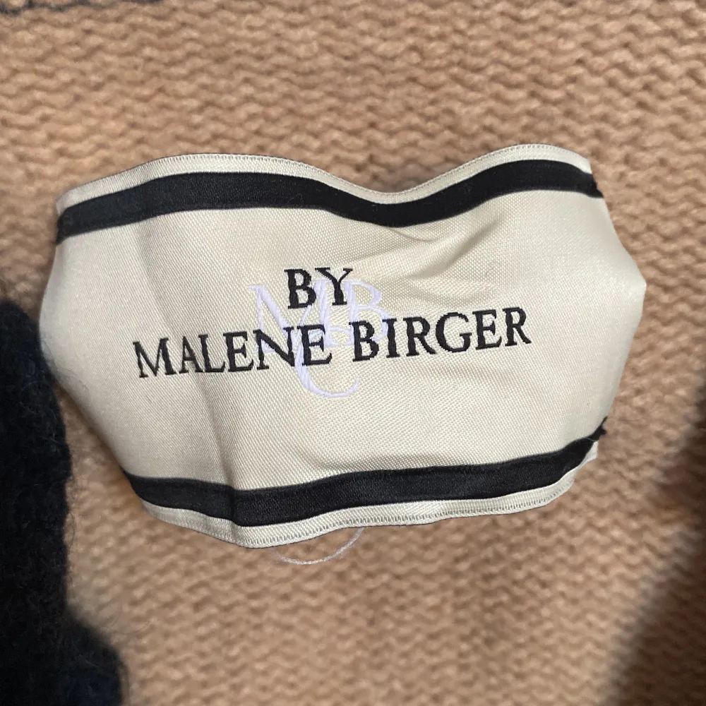Säljer en jättefin kofta från Malene Birger som jag köpte för ett tag sedan, den är sparsamt använd och inga defekter. Den är i strl L men passar nog till M också. Pris kan diskuteras 💕. Stickat.