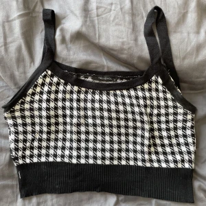 Topp med mönster - Croppad topp med svartvitt mönster. Stickat mjukt tyg. Inga slitningar eller defekter - i nyskick.