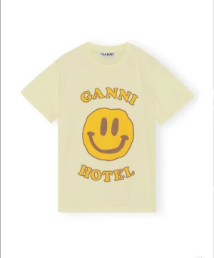 Ganni T-shirt - Säljer min ganni t-shirt som bara är använd få antal gånger! Skick privat för fler bilder🫶🏼TRYCK INTE PÅ KÖP NU