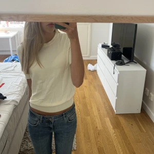 Kortärmad stickad tröja - Kortärmad vit stickad tröja från zara💕 ny skick! Hör av er vid funderingar!