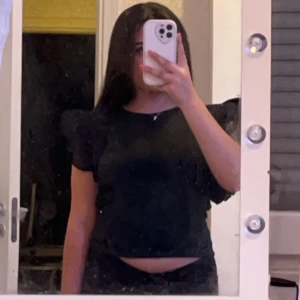 Volang topp - Super gullig svart och mycket trendig volang topp i mycket fint skick! Passar stl xs-l. 💗