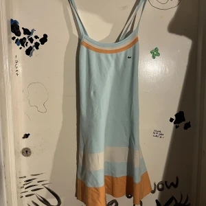 Lacoste tennisklänning - Jättefin klänning från Lacoste som jag köpt på humana, aldrig använd av mig. Använd köp nu🤍