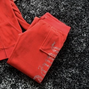 Ali express juicy byxor - Jag säljer mina juicy byxor från ali express. Jag säljer de för att dom inte har kommit till användning på länge. Jag är 161 och byxorna e typ 3 cm för långa. De är i helt ok skick o Alla detaljer sitter kvar. matrialet är lite slitet men inget syns mkt❤️❤️