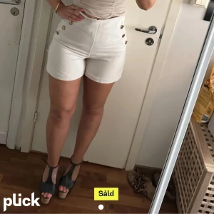 Höga shorts med guldknappar - Köpta här på plick, men passade inte mig. Superfina💗 storlek m