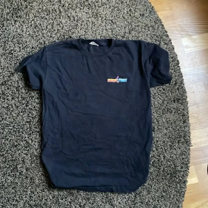 Tröja svart  - En fin murch från musikoteket 