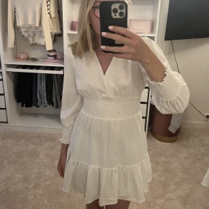 Vit zara klänning - Säljer min super fina klänning från zara som är slutsåld på Zara. Endast använd 1 gång då jag inte fått användning av den. ☺️