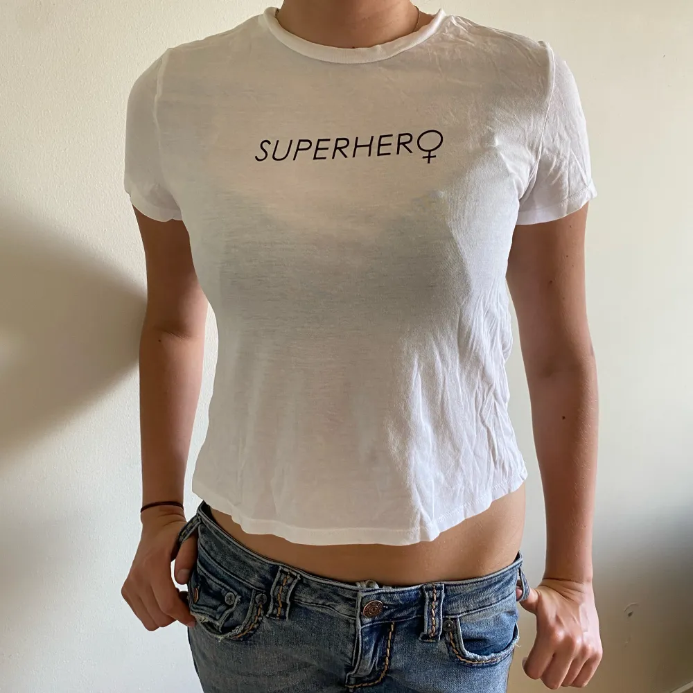 Super duper cool t-shirt med text. Jätte bra skick. Om du köper denna kommer alla vilja ha dig 🤯🤙. T-shirts.