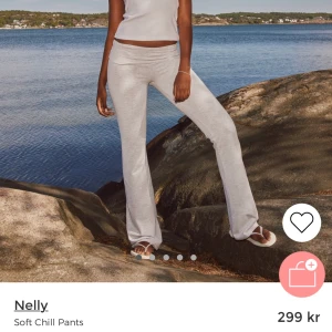 Byxor från nelly - Säljer dessa helt nya byxor från Nelly, aldrig använda alla lappar sitter kvar. Säljer då dem inte passa mig. Dem är även helt slutsålda på hemsidan från storlek xxs-xl 