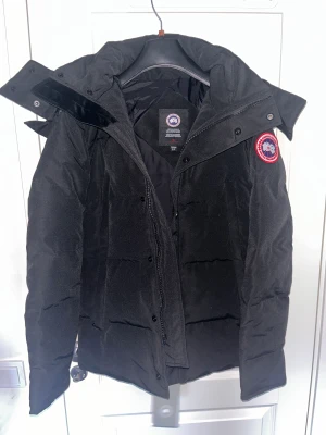Canada goose jacka - Oanvänd  Storlek M Äkta  Vid fler bilder kontakta 
