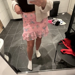 Kjol - Gullig kjol som inte kommit till användning mycket, därav nästan i nyskick. Storlek M men passar även S.🥰