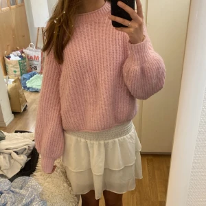 Stickad rosa tröja från zara - Jättegosig och inte stickig tröja från zara. Ljusrosa och croppad. Knappt använd. Kontakta mig vid intresse💕