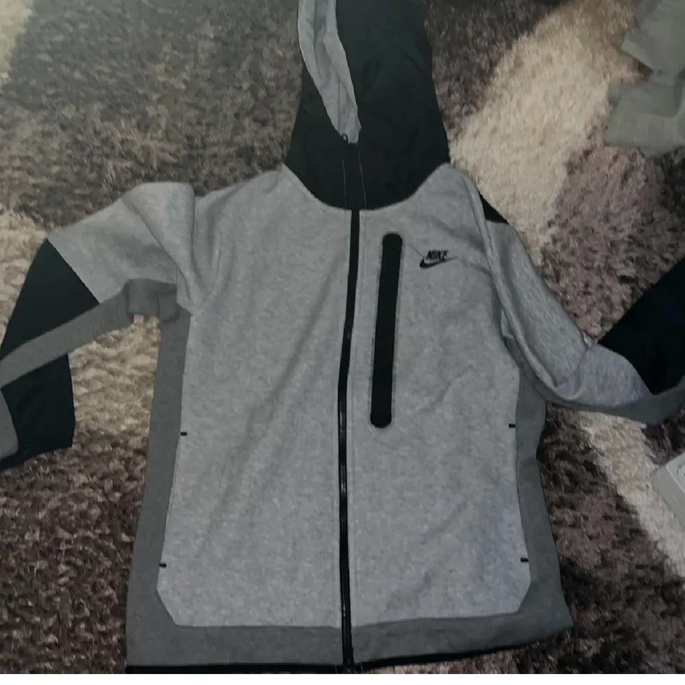 Nike tech grå fleece som jag fick i present i jul men har inte använt den storlek L kostar 1 tusen kronor. Hoodies.