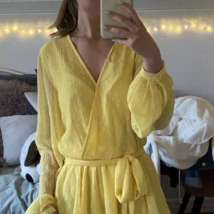 Säljer en jättefin gul klänning från GinaTricot💛 Den är i jättefint skick🫶🏼