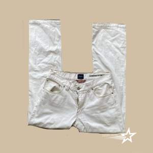 Äkta vita jeans från det svenska märket boomerang stockholm! ❤️‍🔥 Väldigt fint skick! Nypris ligger lite över tusen!❤️‍🔥 De är 32/34 men sitter snarare som 30/32! Skriv vid frågor, köpare står för frakt!🫶 Midja 39x2 innerben ca 76‼️