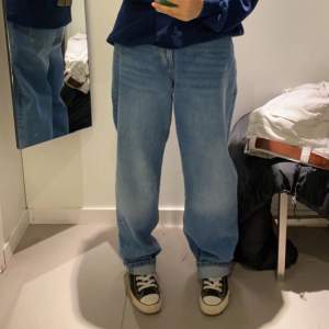 90s baggy jeans från HM köpta förra året. Tror det är mid/ highwaist men på mig sitter de mid/lite low. Använda en gång därmed inga defekter/slitningar. Säljer för jag har bytt stil💖 Jag är 160 med storlek S i byxor.