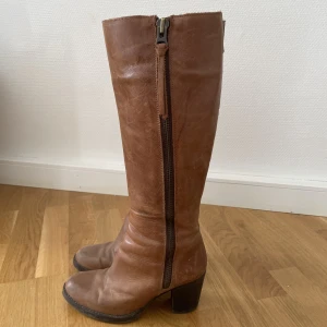 Bruna boots! - Jätte sköna boots, lite slitna på längst fram men går nog att putsa bort en del! 