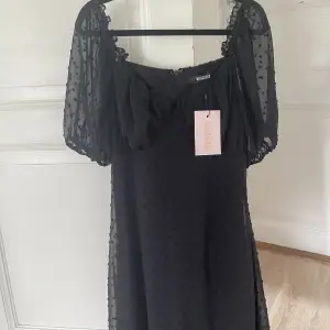 En svart miniklänning med detaljer som är helt oanvänd (tillochmed lappen kvar) från Missguided. Säljer för 160:-. Frakten står köparen för. 