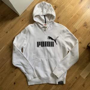 Fin vit hoodie från Puma. Är inte det lättaste att håla ett vitt plagg rent men den här hoodien har hållit sig ganska så bra. Lite små missfärgningar vid kragen och vid slutet av ärmarna. Annars i gott skick!