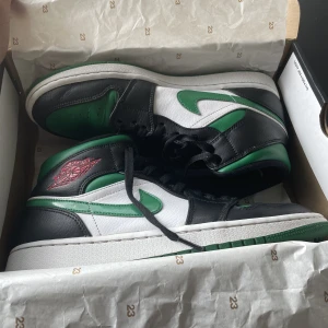 Jordan 1 mid pine green  - Säljer mina Jordans som jag använt  sparsamt. 