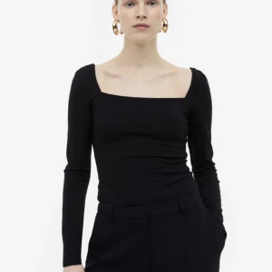 H&m topp - Svart långärmad elegant topp från H&M! Nästan lite beddräkts liknande material💓använd 1 gång