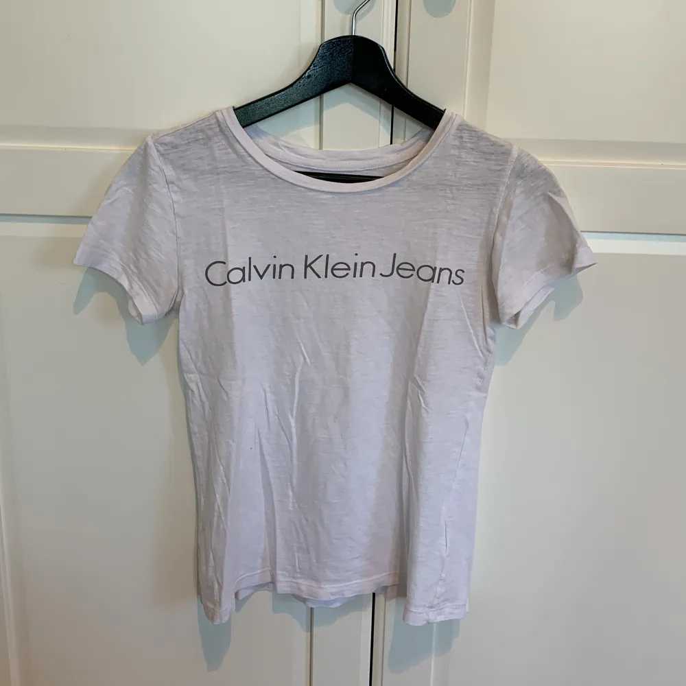 Vit t-shirt från Calvin Klein i storlek: XS. T-shirts.