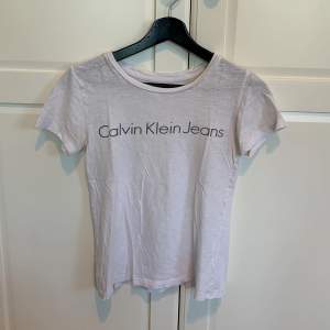 Vit t-shirt från Calvin Klein i storlek: XS