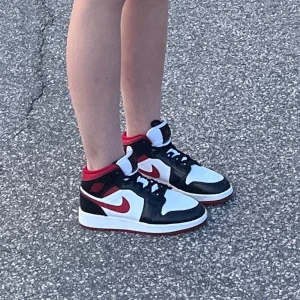 Jordans - säljer nu mina favorit skor då jag köpt 2 par nya. Dom e andvända på ett bra sätt om man tänker på att jag haft dom i snart 1,5år. Köpta för 2900kr, pris kan diskuteras.