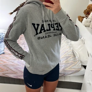 Supersnygg Replay hoodie - Snygg hoodie från Replay i storlek M. Har använts några enstaka gånger och är i mycket gott skick. Har fickor vid magen som ej är så synliga på bilderna men de är väldigt bekväma. Får tyvärr inte användning för hoodien längre och därför säljs den. 