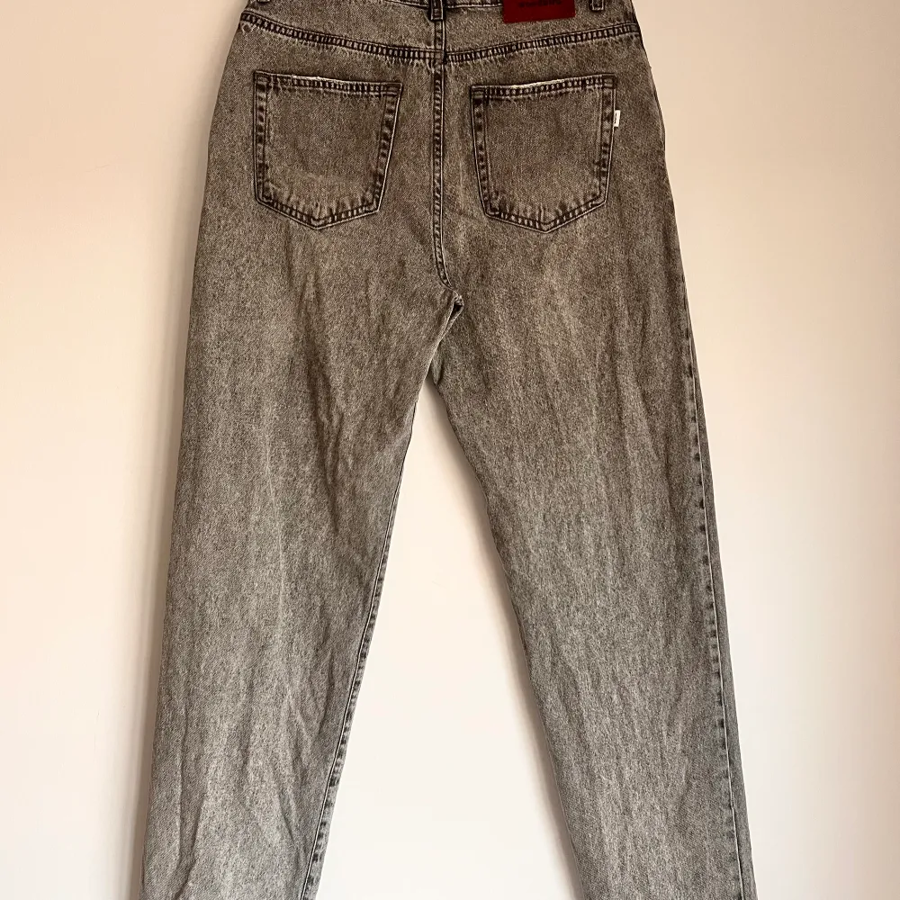 Gråa woodbird jeans i perfekt skick!  Köpta på jeansbolaget för 1000kr och har använts försiktigt. 31W/34L Säljer pga att de sitter för tight runt höfterna. Tveka inte att ta kontakt för eventuella funderingar!. Jeans & Byxor.