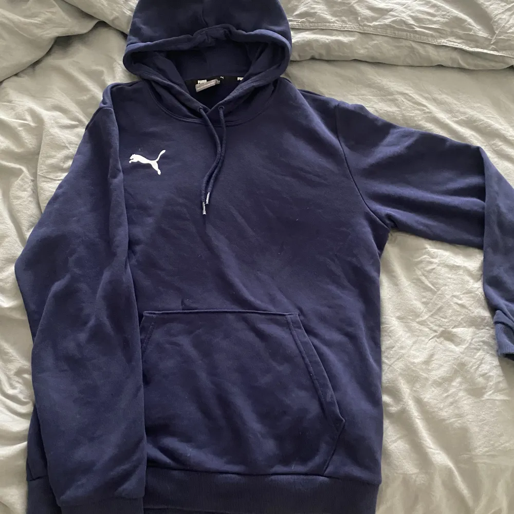 Säljer min marinblåa/mörkblåa puma hoodie för att den ej kommer till användning (andvänd ett fåtal gånger!)💙🩵. Hoodies.