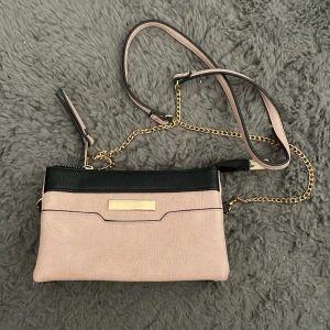 jättegullig väska - superfin väska, vet ej märket. använd men fint skick💕 liten men man får plats med as mycket saker!